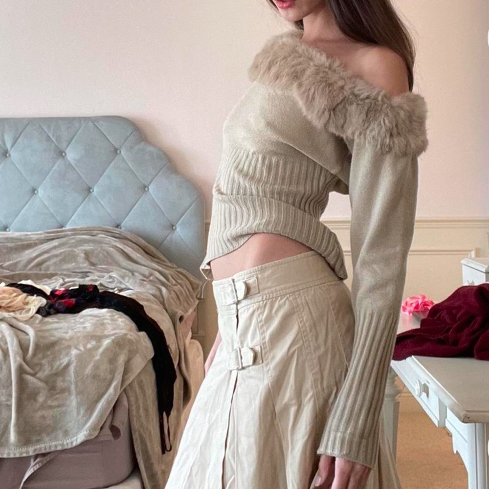 fur lined off the shoulder vintage beige long sleeve top⭐️
